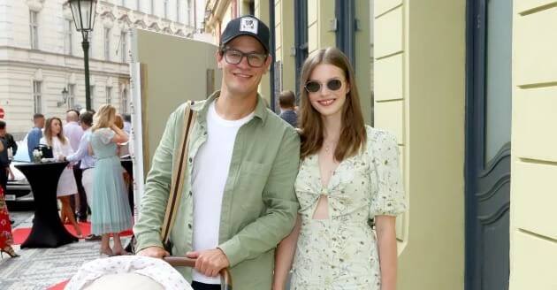 Šťastná rodinka: Syn Jana Krause David se pochlubil vzácným snímkem manželky Sarah s dcerou Ester