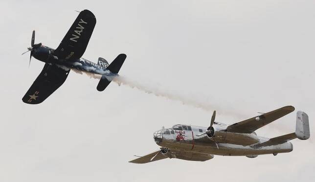 FOTO: Memorial Air Show je tu. Roudnické letiště se plní nablýskanými stroji