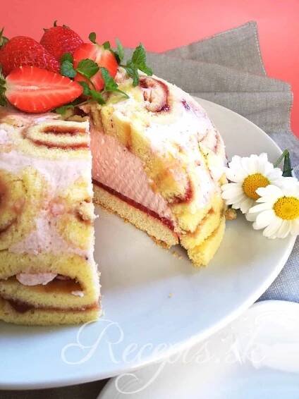 Jahodová Charlotte Torta