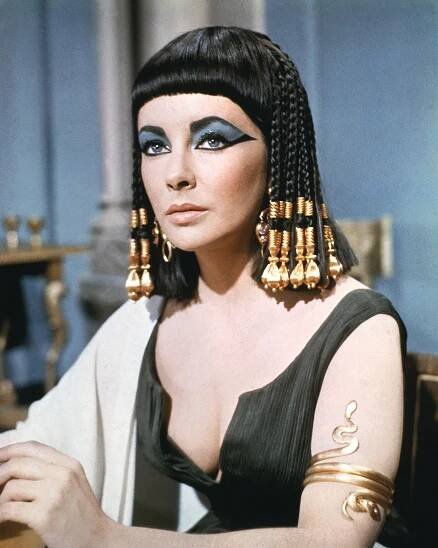 Elizabeth Taylor jako Kleopatra ve filmu Kleopatra, 1963