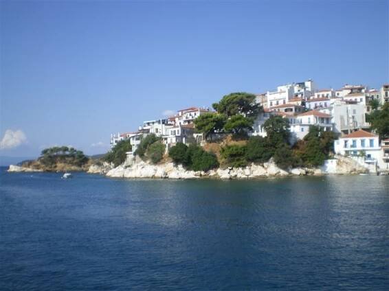 Ostrov Skiathos láká na dovolenou u krásných pláží.