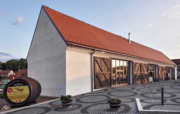 Galerie vína s degustačním sklepem a zázením ve Valticích