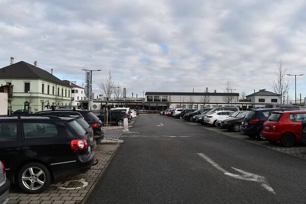 U nádraží v Kolíně měsíc nezaparkujete, parkoviště bude do 15. dubna mimo provoz