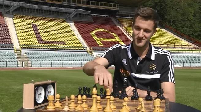 Dukelští pěšáci. Marek Hanousek popisuje své klubové kolegy - jako šachové figury