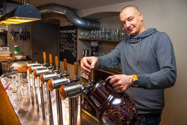 Vrátil se zájem o pivo? Pivovary doufají ve standardní rok a musely zdražovat