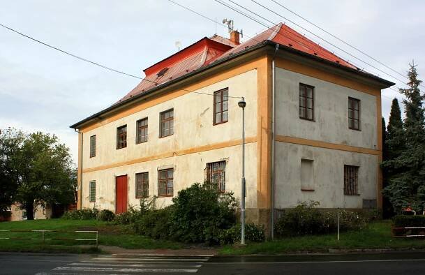 Soubor:Kostomlaty nad Labem, old school.jpg