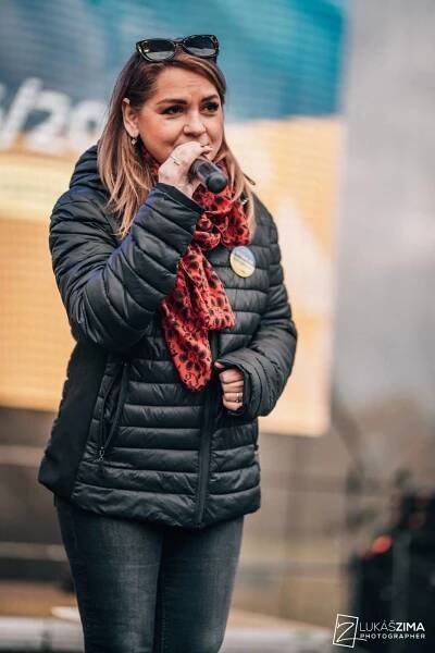 Srdcovka uspořádala na Proseku koncert pro Ukrajinu, vystoupili Adam Mišík, O5 a Radeček nebo Support Lesbiens
