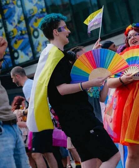 Festivalové téma „Kde domov můj“ otevírá osobní i společenské otázky o přijetí, bezpečí a prostoru k životu. Prague Pride letos připomíná, že queer lidé jsou nedílnou součástí české společnosti – ať už jde o venčení psů, houbaření nebo fotbalový turnaj, sdílíme jeden domov. A ten musí být otevřený všem.