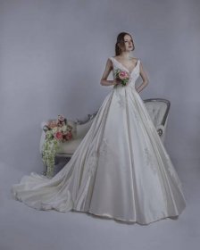 Moderní svatební šaty s průhlednými elementy a saténem