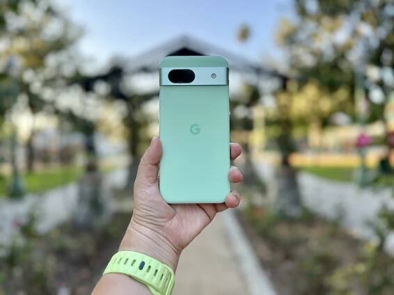 Google Pixel 8a in Aloe.