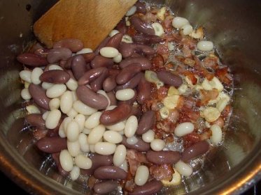 Fazole se slaninou a česnekem - fotografie 2 - TopRecepty.cz