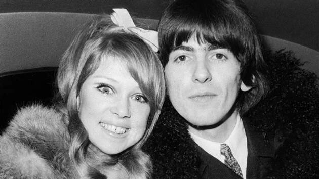 Modelka Pattie Boydová a člen skupiny The Beatles George Harrison v jejich svatební den v roce 1966. Oběma navrhla oblečení Mary Quantová.