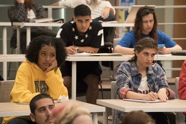 Grown-ish - Pozdní registrace - Z filmu - Yara Shahidi, Jordan Buhat, Emily Arlook