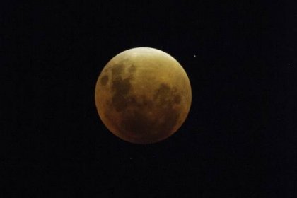 Úplné zatmění „převráceného“ Měsíce na jižní polokouli (v Punta del Este)