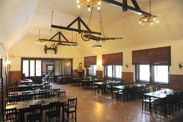 Restaurace Na Statku Jevany - velká restaurace s tanečním parketem