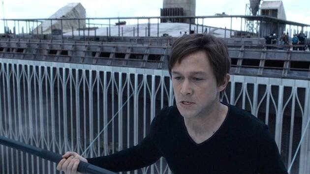 VIDEO: Joseph Gordon-Levitt chodí po laně mezi věžemi Dvojčat