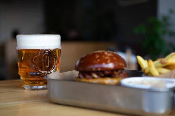 Sklářství, lokální pivo a moderní gastronomie se skloubily v Q Burger baru