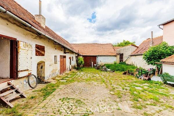 Prodej rodinného domu s pozemkem a stodolou: Únanov u Znojma (1 398 m2)