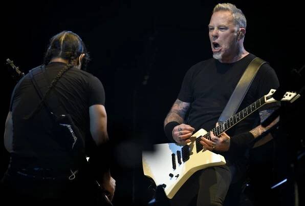 Metallica zahrála v Praze. Došlo i na Jožina z bažin a práškovací letadlo
