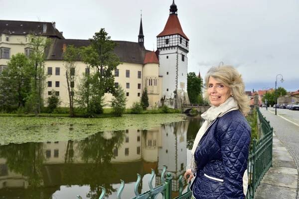 Mít zámek je láska i starost. Miliony na stromě nerostou, říká česká baronka