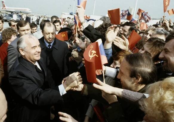 Gorbačov měl v roce 1987 na papíře omluvu za okupaci, KSČ ho ale přemluvila, aby se držel původní linie