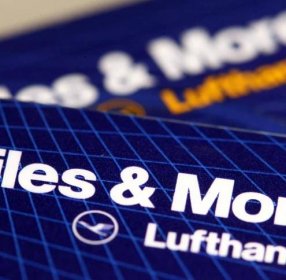 Eine Miles & More Kreditkarte der Lufthansa
