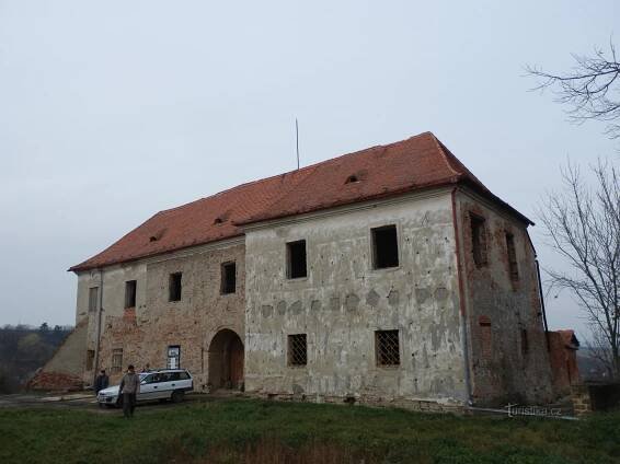 Z Bošovic přes Svatou a Lovčičky do Otnic, Újezdu a Sokolnic