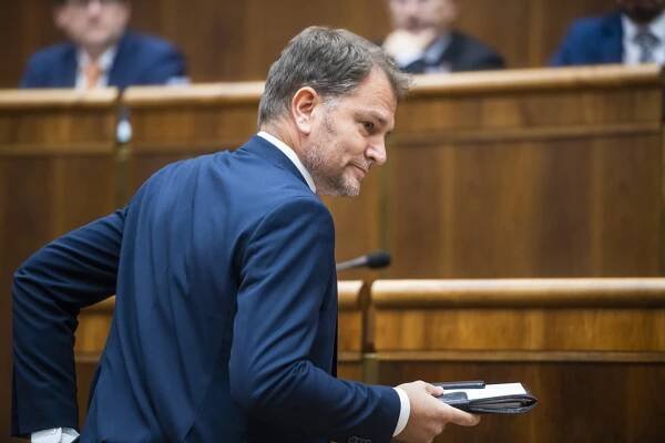 Nikam neodišiel. Ako sa Matovič udržal pri moci a zlákal na neisté vládnutie aj pár zvučných mien