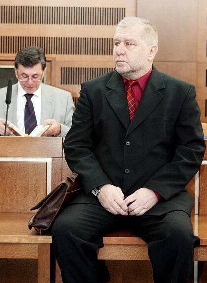 Poškodili své obchodní partnery o miliony, soud je poslal za mříže