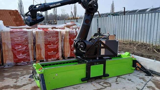 Zdící robot pomáhá stavět nové sportoviště Jihočeské univerzity