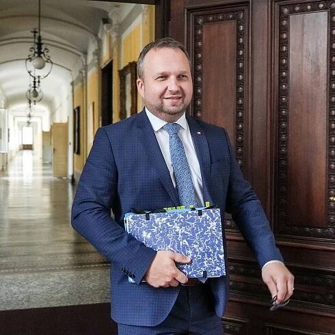 Vláda schválila pravidelnou valorizaci všech důchodů. Od ledna vzrostou o 360 korun