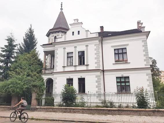 Hradby nahradila čtvrť vil. Některé jsou tak okázalé, že majitele zruinovaly
