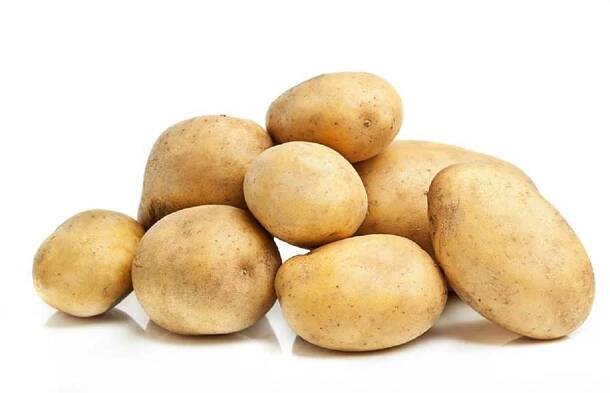 patatas de piel fina en fondo blanco