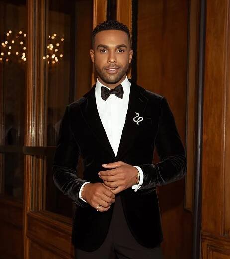 Kto je Lucien Laviscount: Krásavec zo seriálu Emily v Paríži randí so Shakirou – chceš ho počuť spievať? - Hashtag.sk