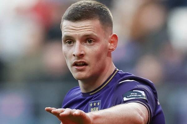 Manchester City agree £11m fee for Anderlecht left-back Sergio Gomez