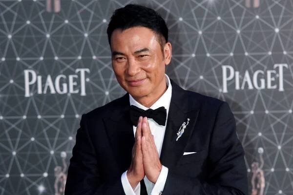 Simon Yam poses on the red carpet of the Hong Kong Film Awards in 2016.