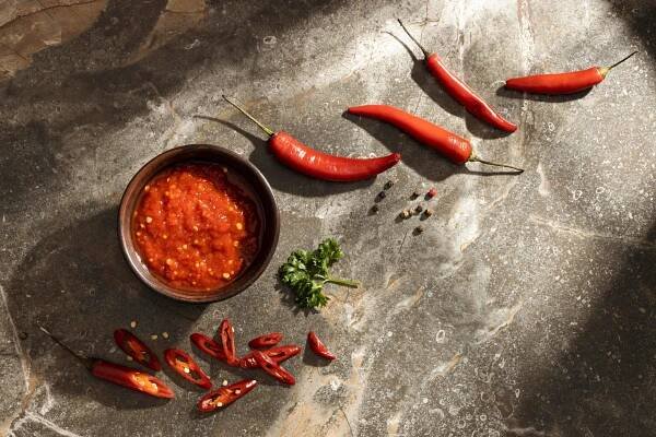 Ukážeme vám, jak se připravuje domácí chilli pasta, recept ve více podobách součástí článku - priprava chilli pasty ukazka