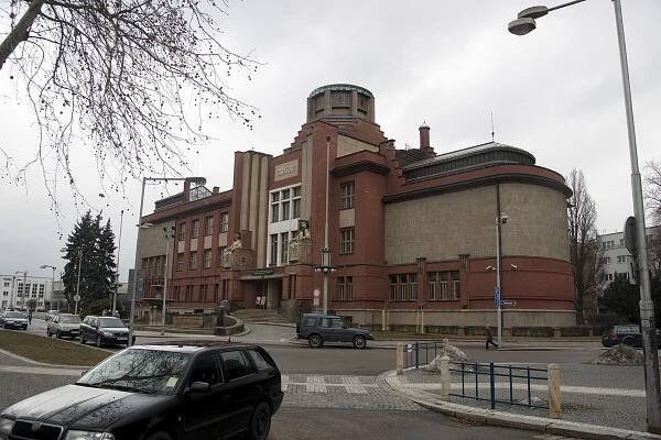 Muzeum východních Čech – Autor: Txllxt TxllxT, licence CC BY-SA 4.0 https://commons.wikimedia.org/wiki/File:Hradec_Kr%C3%A1lov%C3%A9_-_Eli%C5%A1%C4%8Dino_n%C3%A1b%C5%99e%C5%BE%C3%AD_-_View_NE_on_Muzeum_v%C3%BDchodn%C3%ADch_%C4%8Cech_-_Museum_of_East_Bohem