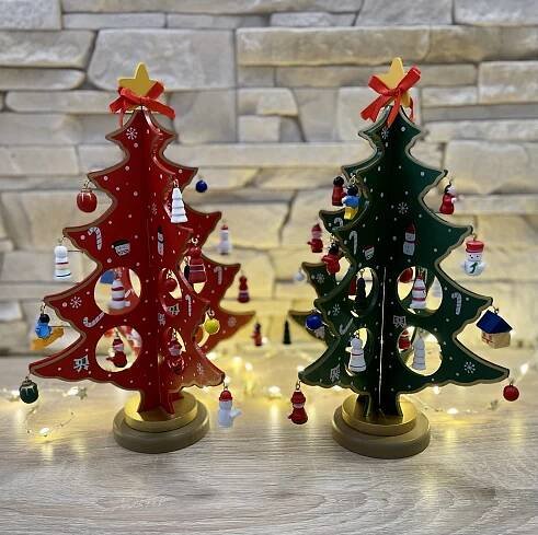 Kreativní dřevěný vánoční stromek s ozdobami - velký 30cm | Vánoční osvětlení | Vánočnísvětlo.cz