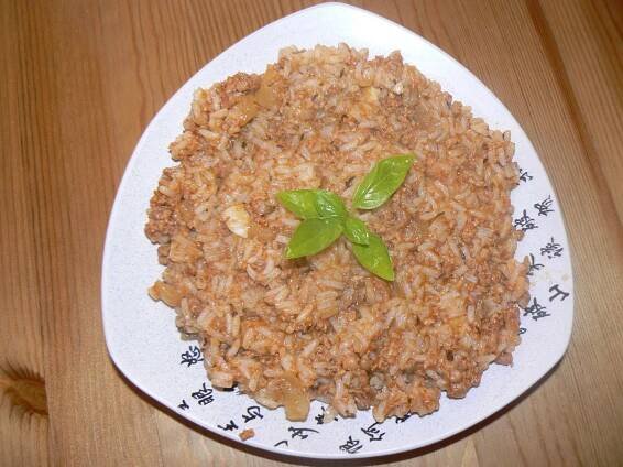 Mleté maso, rajský protlak, cibule, česnek, tymián, oregano, rýže.