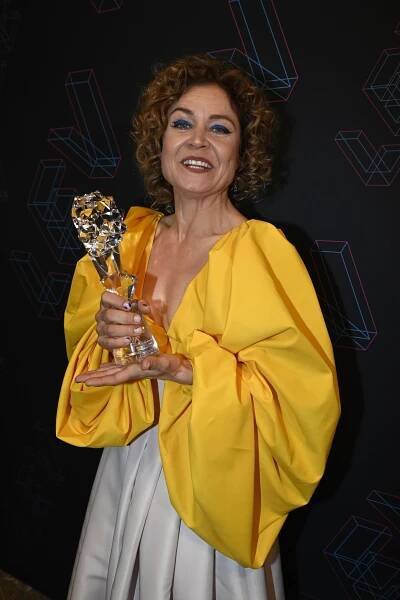 Oceněná Zlatohlávková řádila na Lvech: odnesla si sošku, udržela „chlapecká“ prsa a pustila se do Mádla