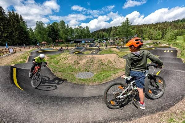 FOTO: Tanvald má novinky pro sportovce, pumptrack a areál pevných kontrol