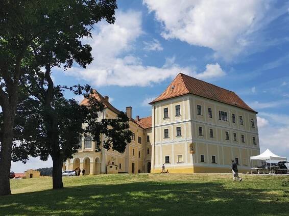 Velké Opatovice vábí na pískovcové reliéfy. Krajina bez turistů čeká na objevení