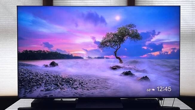 TCL QM8K showing image of fantastic landscape