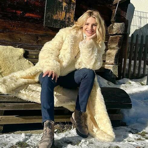Dass Michelle Hunziker die Wintersonne beim Familienurlaub in Zermatt in der Schweiz genießt, sieht man an ihrem strahlenden Lächeln. Und, dass sie dabei im Schnee nicht friert, sieht man dem kuschelig-weichen, hellen Teddymantel mit seidigem Innenfutter an. 