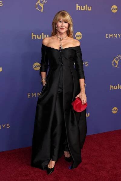 Ceny Emmy 2024: Červený koberec ovládla stříbrná, skvěle vypadala Jennifer Aniston i Kevinova máma