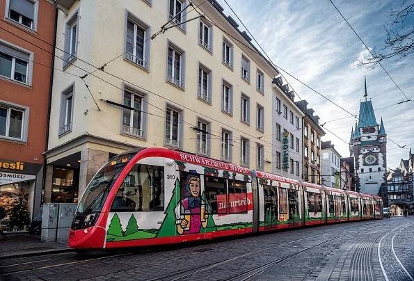 Již 12 vozů CAF jezdí v německém Freiburgu. Ten si nyní dokoupí dalších 5 vozů. (foto: CAF)