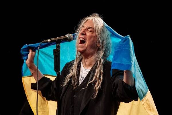 Neobyčejně krásný koncert. Patti Smith četla poezii, vzpomněla na Deppa i Krále