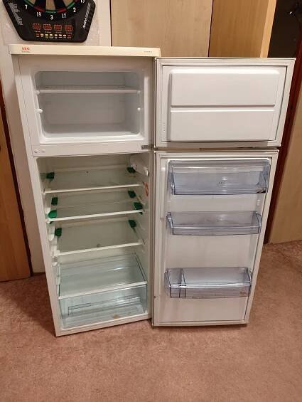 Prodám kombinovanou ledničku s mrazákem AEG SANTO 60240-1 DT A+. Plně funkční. Rozměry: 142cm x 55cm x 55cm. Lenička: 168l. Mrazák: 41l. Lednička je velmi praktická a má dost úložných míst, nedávno byl dokoupena nová zásuvka na ovoce a zeleninu v ceně 1.400,-Kč,. Cena: 3.400,-Kč - InzerceTrinec.cz