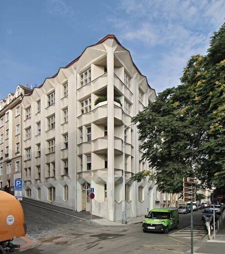 Obr. 4 Kubistický činžovní dům v Neklanově ulici, čp. 98/VI, Praha-Vyšehrad, architekt Josef Chochol, realizace 1913 (foto: VitVit, vlastní dílo, 2018 CC BY-SA ,4, 0)